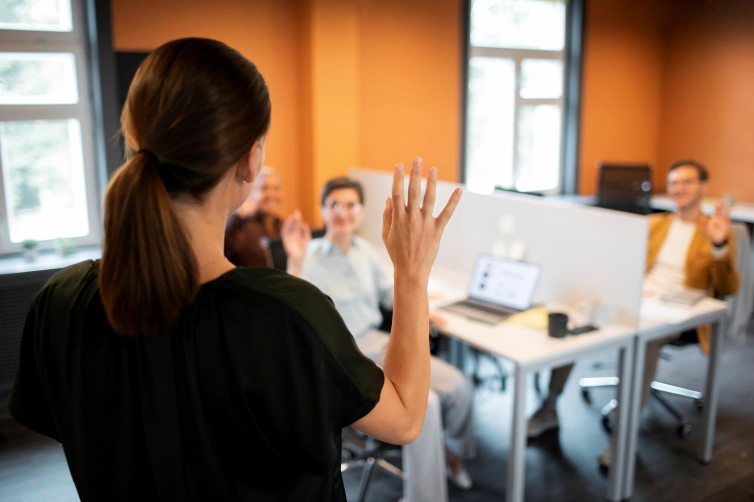 Oficinas modernas de viontralesora con el equipo trabajando en nuevas funcionalidades